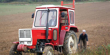 Arbeiter stürzte mit Traktor 30 Meter ab