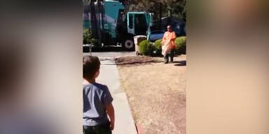 M&uuml;llmann gibt autistischem Kind Geschenk