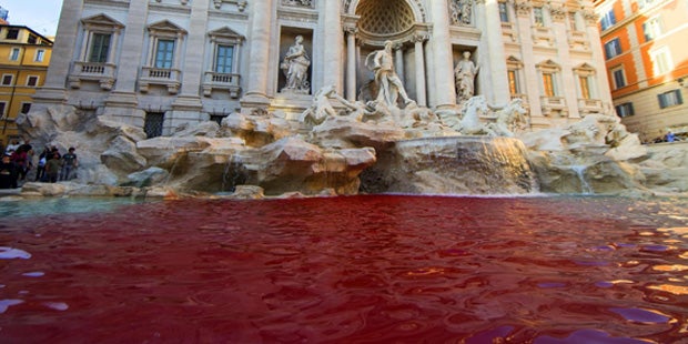 Neonazi taucht Trevi-Brunnen in blutrote Farbe