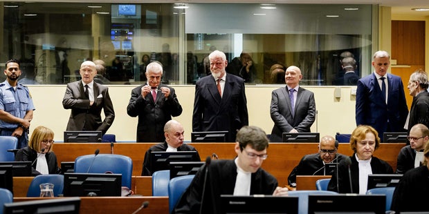 Angeklagter soll vor Tribunal Gift genommen haben