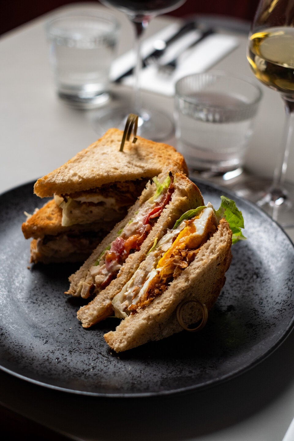 Sandwich-Kultur neu interpretiert: Triple Chicken Trüffel-Sandwich