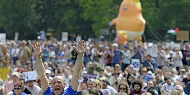 Trump Demo Schottland Baby Ballon
