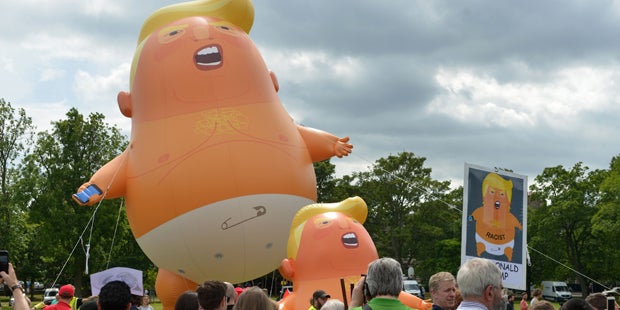 Trump Demo Schottland Baby Ballon