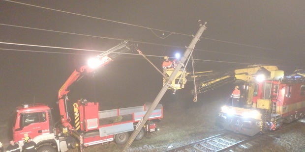 Zug schrottet Pkw bei Tulln