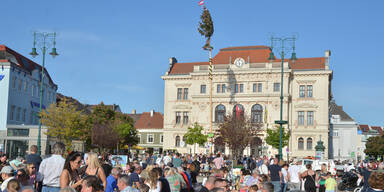 Maibaumaufstellen und gro&szlig;es Maifest in Tulln