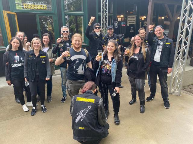 Marco Pogo mit seiner Band Turbo-Bier unterwegs 