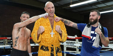 Schwergewichtsweltmeister Tyson Fury (mitte) mit Josh Taylor (li.) un dCaleb Plant (re.)