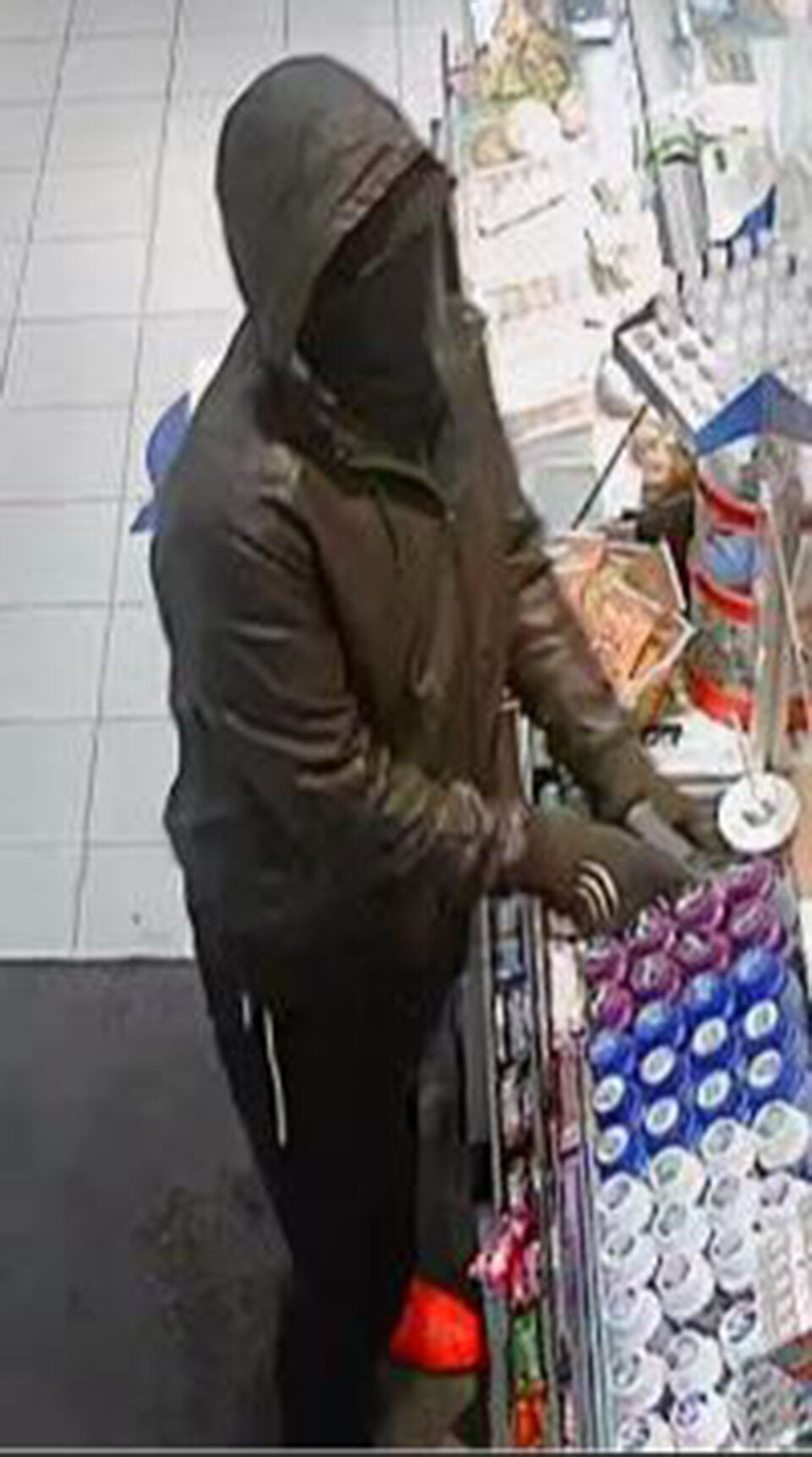 Tankstellen-Raub: Polizei sucht diesen Mann