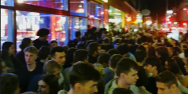 Menschenmenge vor dem Club U4