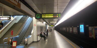 M&auml;nner treten auf 33-J&auml;hrigen in Wiener U-Bahn-Station ein