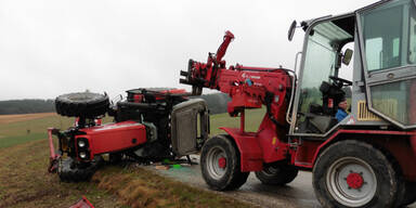 Traktor kippte um: Lenker eingeklemmt