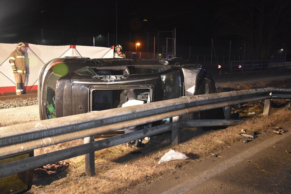 Alko-Lenkerin überschlug sich mit Auto, kracht in Betonwand