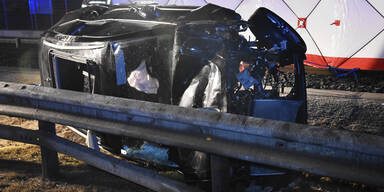 Alko-Lenkerin überschlug sich mit Auto, kracht in Betonwand