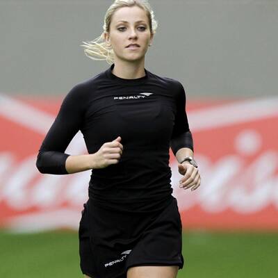 Das ist Brasiliens heißeste Linienrichterin