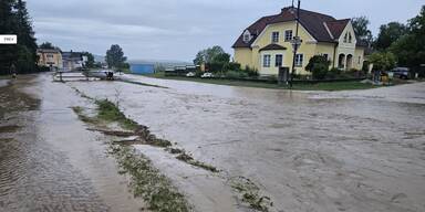Heftige Regenmassen fluten Stra&szlig;en im Bezirk Hollabrunn
