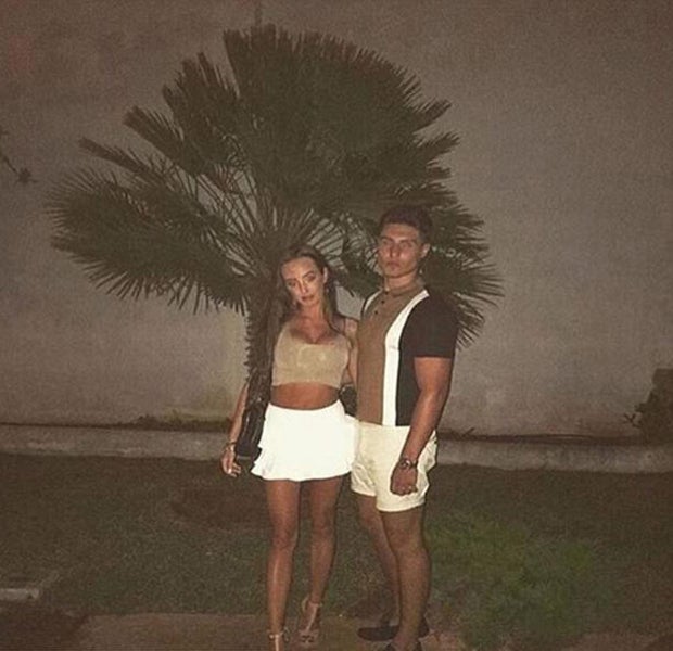 Pärchen lächelt in die Kamera – aber etwas stimmt hier nicht