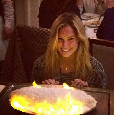 Models essen Junk-Food