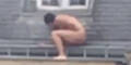 Hier versteckt sich ein Mann nackt auf dem Dach