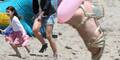 Suri Cruise tobt mit High Heels am Strand