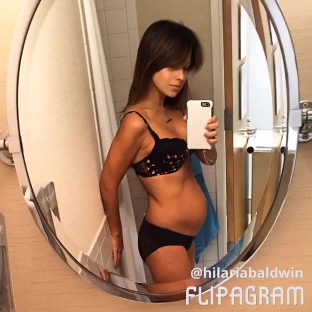 Hilaria Baldwin zeigt After-Baby-Body