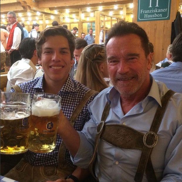 Arnold Schwarzenegger & Sohn Joseph Baena am Oktoberfest