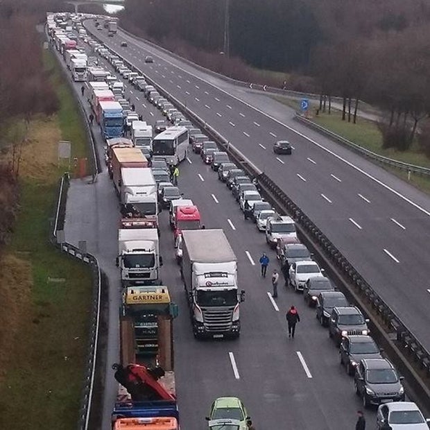 Getränke-Laster verunglückt: Stau auf A1