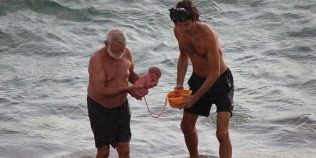 Dahab Frau bringt Baby im Meer zur Welt