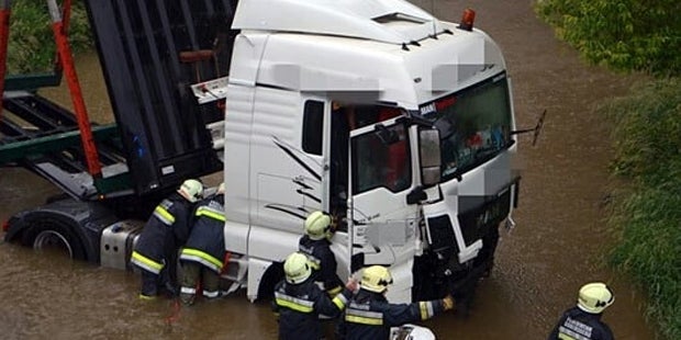 Unwetter Dobersberg Lkw in Thaya