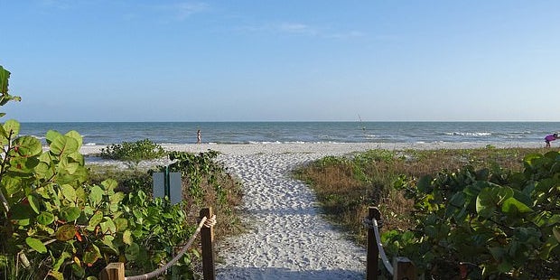 Paar hat Sex am Familienstrand – das ist ihre Ausrede