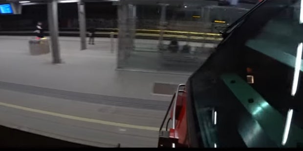 Lebensgefährlich: Irre Bahn-Surfer in Wien