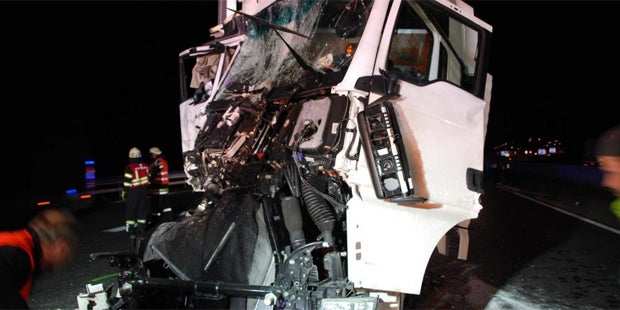 Nach Lkw-Kollision auf A1 crasht Kleinbus in Polizeiauto