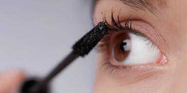 Krebserreger in Wimperntusche gefunden