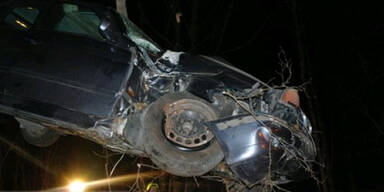 Pkw fiel nach Unfall 15 Meter in die Tiefe