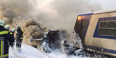 Crash mit Zug - Lkw in Vollbrand