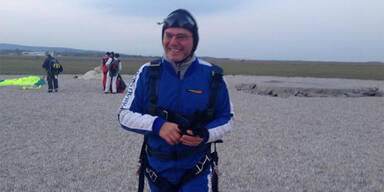 Armin Wolf nach Fallschirmsprung