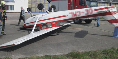 Windböe warf Flugzeug aufs Dach