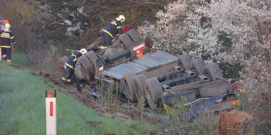 Lkw &uuml;bersch&auml;gt sich auf A2