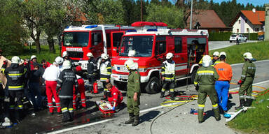 Drei Verletzte bei Schulbus-Crash