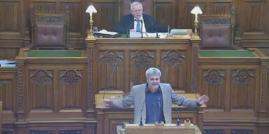 Gudenus würde an Grenze schießen