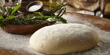 Leckerer Pizzateig mit nur 2 Zutaten