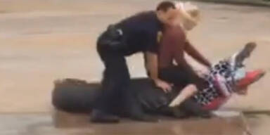 Blondine k&auml;mpft mit Riesen-Alligator