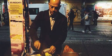 Flüchtling kocht für Obdachlose