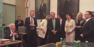 Hier singt &Ouml;VP Geburtstagsst&auml;ndchen f&uuml;r Mitterlehner