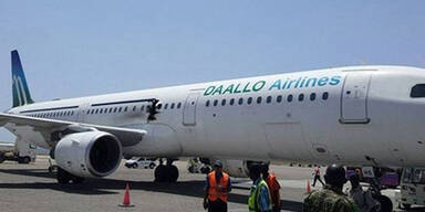 Explosion rei&szlig;t Loch in Passagier-Jet