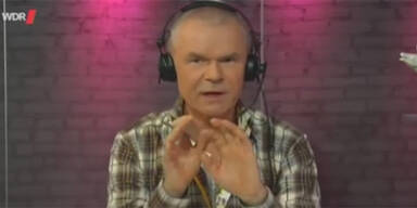 Mitten in Sendung: Anruferin live am Telefon verpr&uuml;gelt?