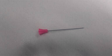 Irrer schie&szlig;t auf fahrenden Motorradfahrer