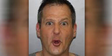 Mann hat Sex mit einem Hund