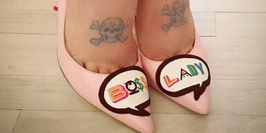 Kelly Osbourne mit Totenkopf-Tattoos