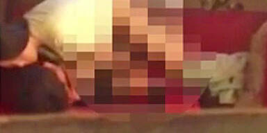 Paar hat Sex in vollem Internet-Café