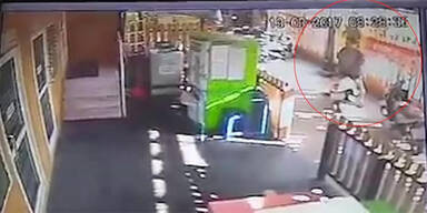 Hier hat ein Mann Sex mit einem Moped